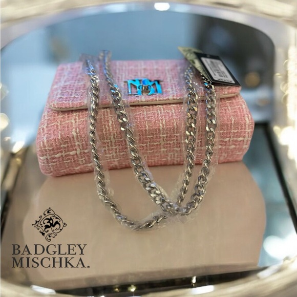 Badgley Mischka pink textured messenger bag with silver chain strap - Picture 5 of 11